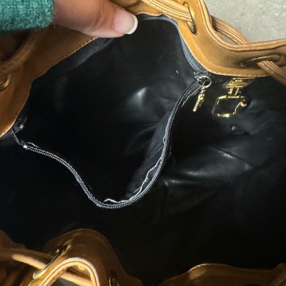 ❌SOLD❌ Salvatore Ferragamo Leather Drawstring Shoulder Bag - Picture 3 of 7